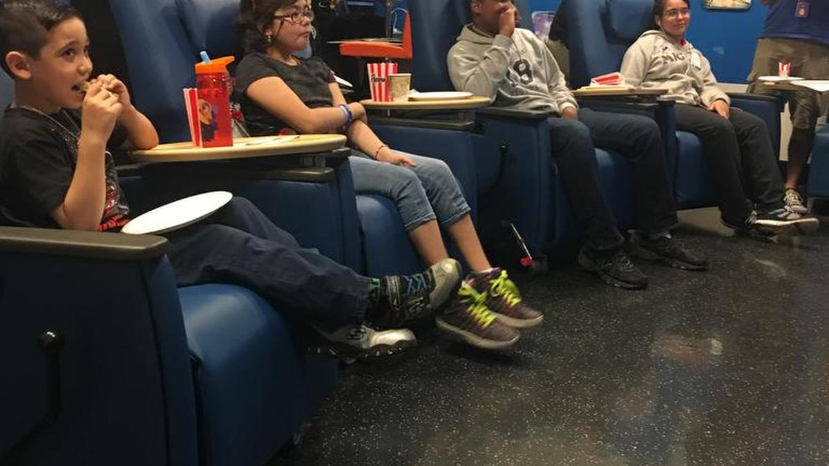 Sala llamada Infusionarium diseñada por un ex-Disney Imagineer con el objetivo de que los pacientes puedan recibir infusiones de quimioterapia mientras están cómodamente sentados. Aquí en una sesión en vivo con la NASA.