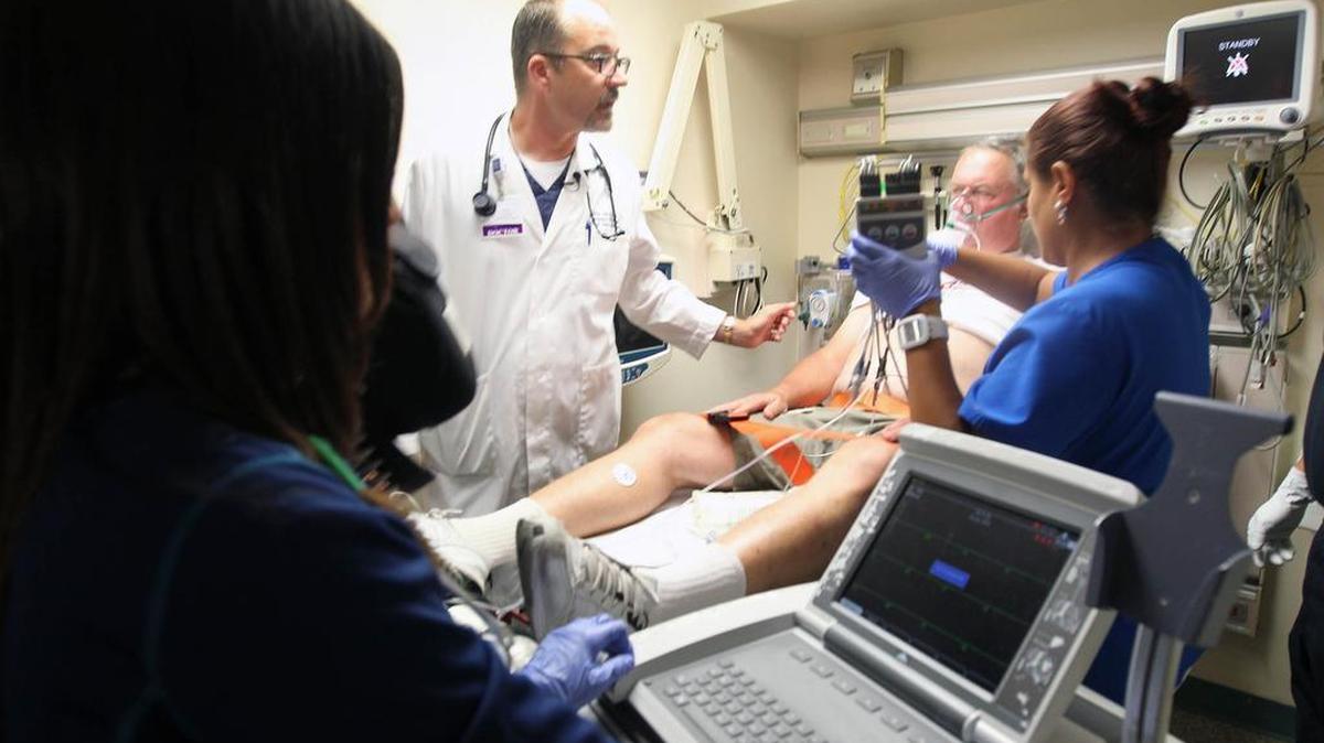 
Al centro, el Dr. David Farcy, de la sala de emergencias de Mount Sinai Hospital, atiende al paciente durante un simulacro de ataque al corazón.
