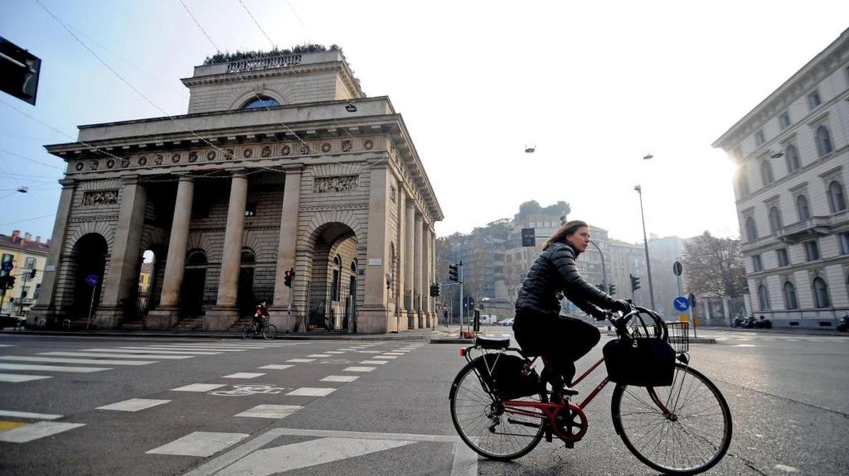 Una ciclista circula por las calles de Milán.