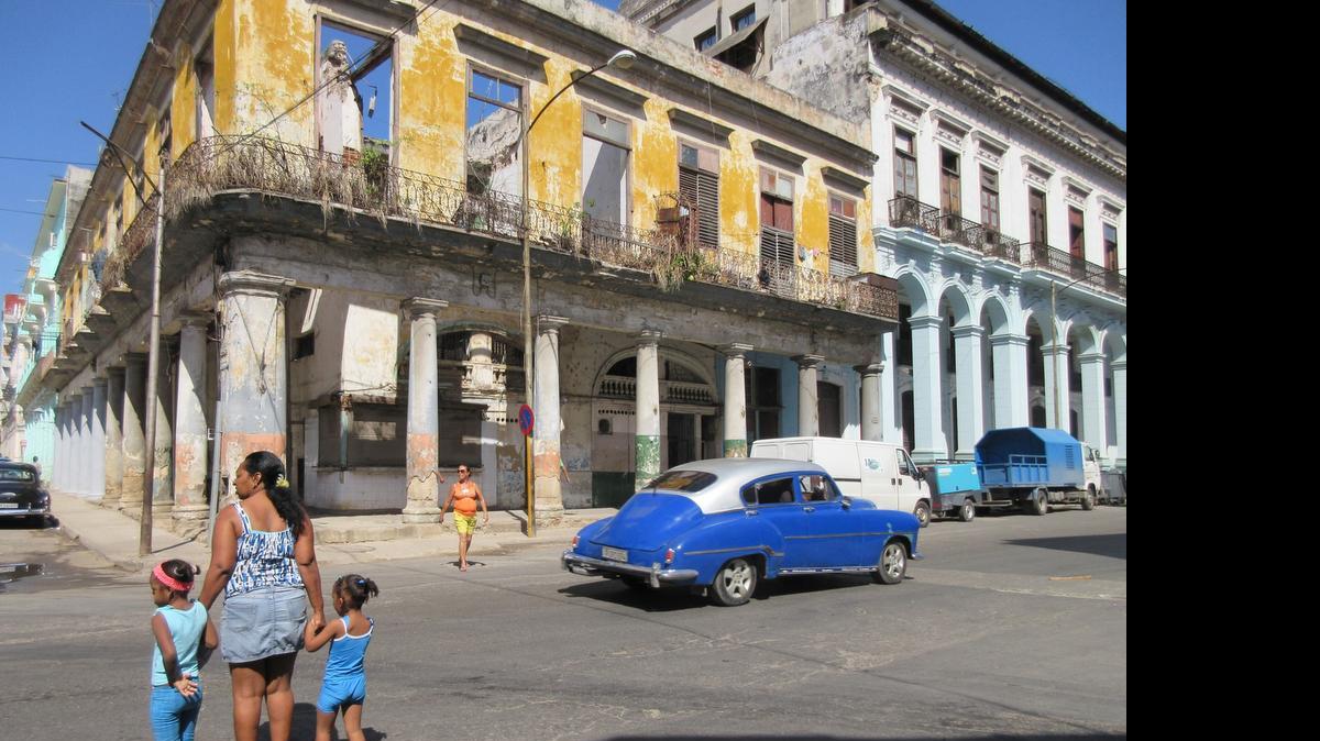 
Una calle de La Habana muestra edificios derruidos en mayo de este año. 
