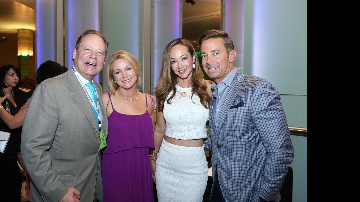 
Allen Morris, chair de Veritage Miami, y su esposa June, con Melinda y Jorge González
