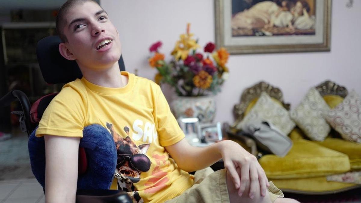Raúl Hernández sueña con ser profesor de italiano y casarse, pero anhela todos los días con poder pasear por Miami. Este joven de 16 años que padece de parálisis cerebral está pidiendo una donación de una furgoneta accesible para discapacitados.