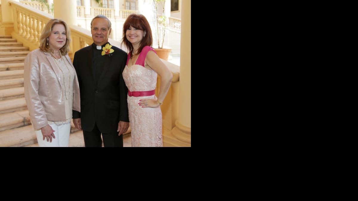 
MIRIAM MÁRQUEZ, MONSEÑOR FRANKLYN M. CASALE Y LILIAM LÓPEZ
