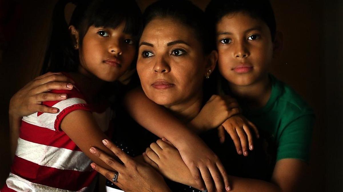 Jacqueline Martillo con sus hijos Jacquita, de 7 años, y Freddy, de 8. Jacqueline batalla con los gastos mensuales de la familia después de la muerte repentina de su esposo.