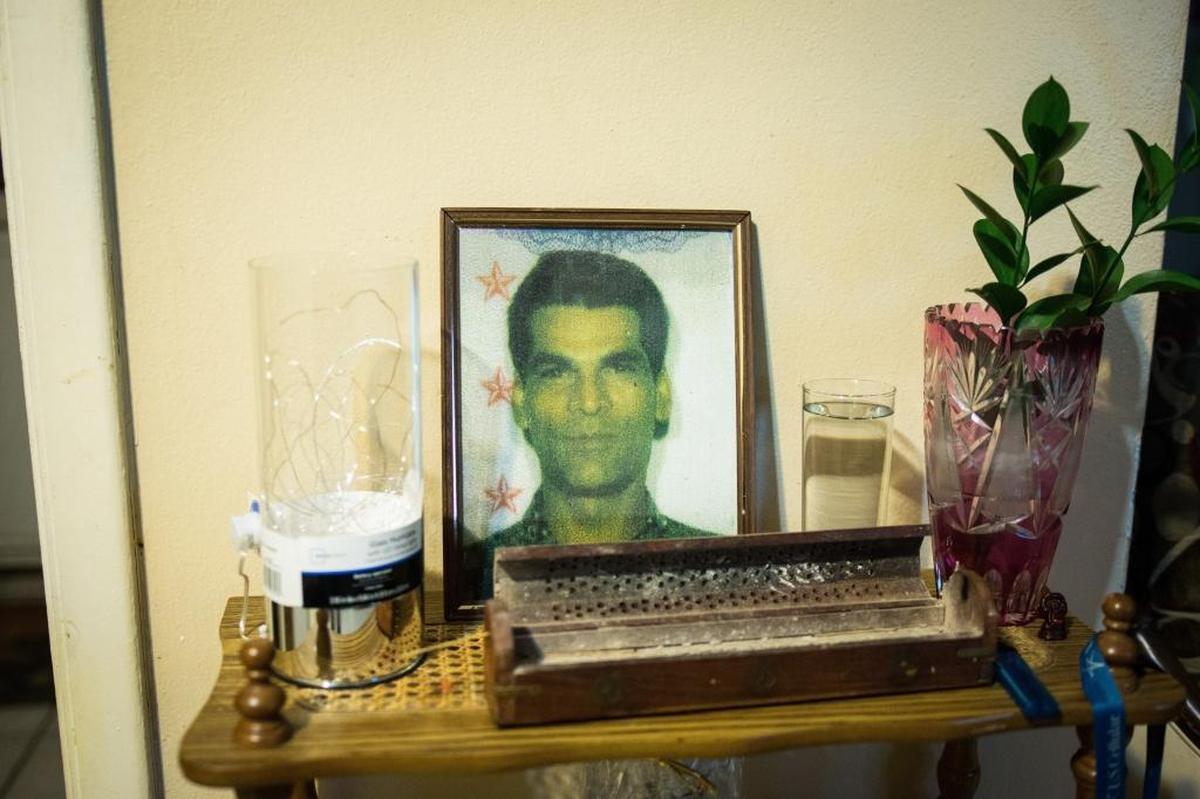 Retrato del fallecido esposo de Delia Shiwdin, Chameraj Shiwdin, quien murió el pasado 10 de septiembre por problemas cardíacos.