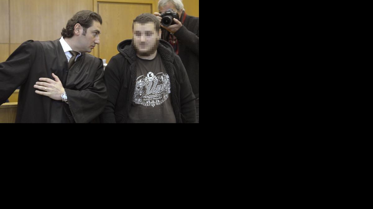 
El presunto yihadista alemán Kreshnik B. (der.) junto a su abogado Mutlu Guenal (izq.).


