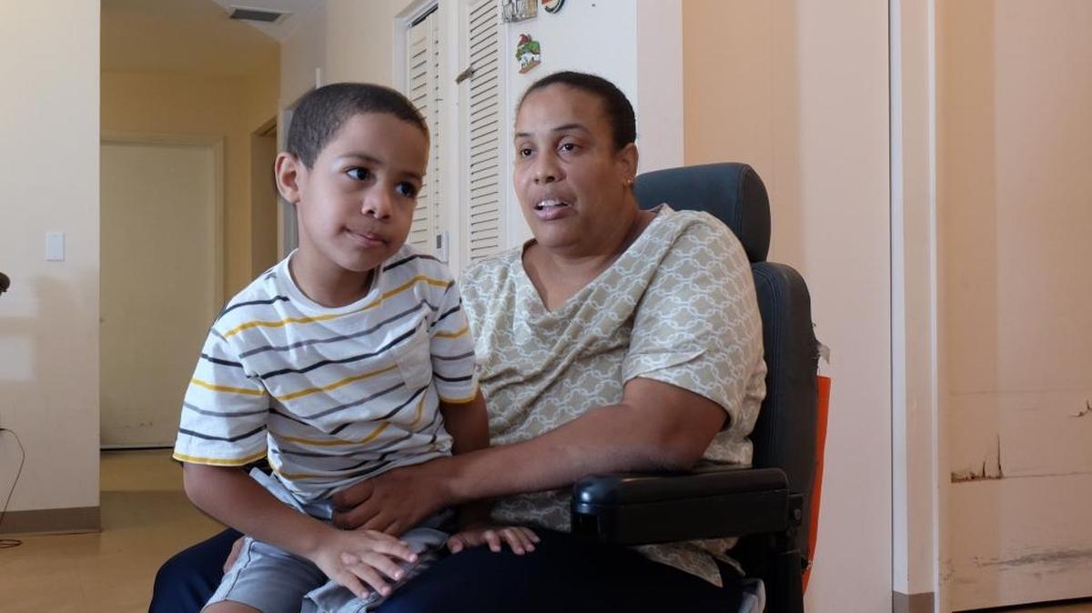 Ramona Núñez se quedó incapacitada desde los 18 años a consecuencia de una bala perdida. Hoy cuida a su hijo de 5 años, Emanuel, y necesita trasladarse con más comodidad en un van con aditamentos para discapacitados.