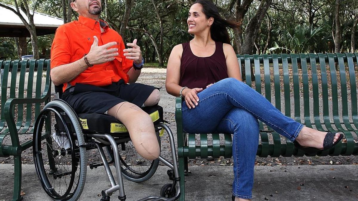 Javier Pérez, director de la secundaria South Dade, con su esposa Maytee en Hammock Park en Kendall.