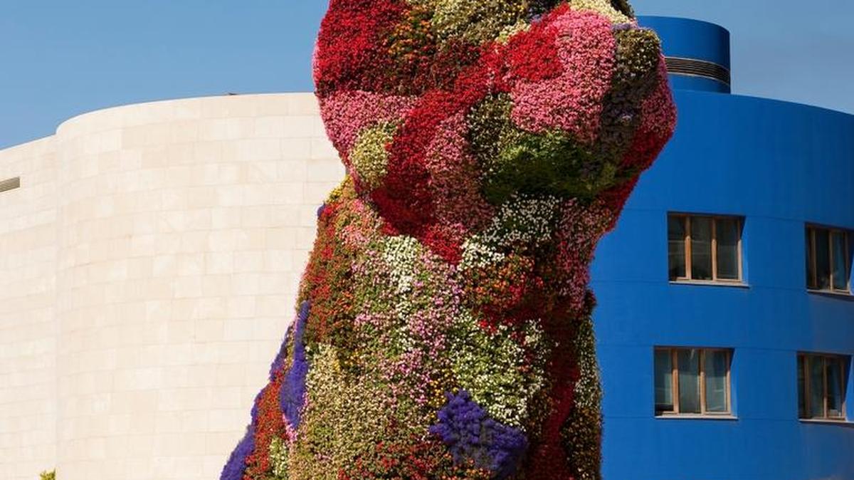 El famoso perro ‘Puppy’ de Jeff Koons, 1992, de acero inoxidable, sustrato, tela geotextil, sistema de irrigación interno y plantas en floración, que es el símbolo del Guggenheim Bilbao y también de la ciudad.