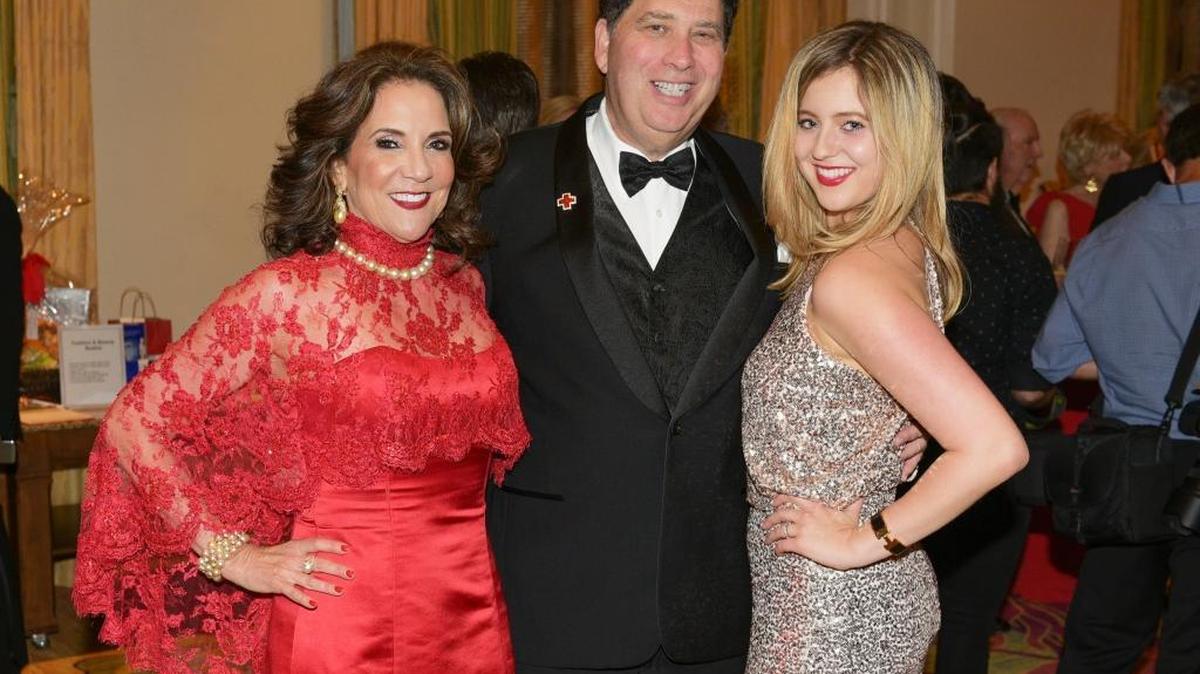 Los anfitriones de la gala, Linda y Sid Goldberg con su hija Gina Goldberg.