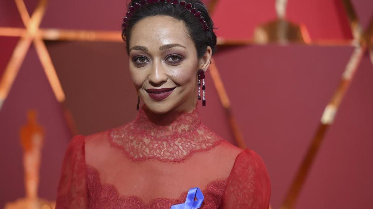 Ruth Negga usa un lazo de ACLU en la alfombra roja de los Oscars este domingo 26 de febrero de 2017 en Los Ángeles.