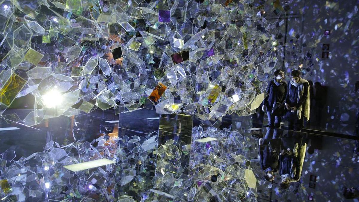 Dos mujeres disfrutan de la instalación 'amorfo' en el espacio AGC Asahi Glass, parte de exposiciones del 'Fuori Salone' durante la Semana del Diseño, en Milán, Italia, el jueves, 14 de abril de 2016.