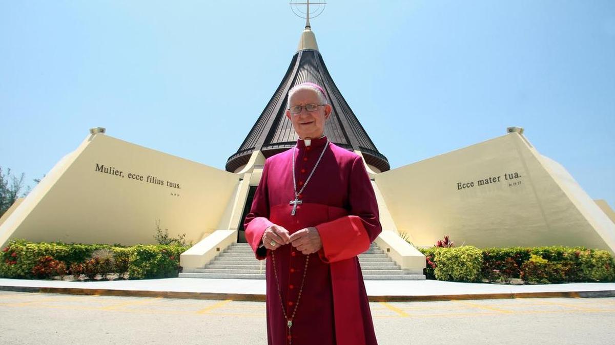 Al cumplirse el cincuentenario de su ordenación sacerdotal en 2009, Monseñor Román pasea alrededor de la Ermita, con las mieses ya cosechadas por su arduo trabajo como pastor y patriarca de la diáspora cubana.