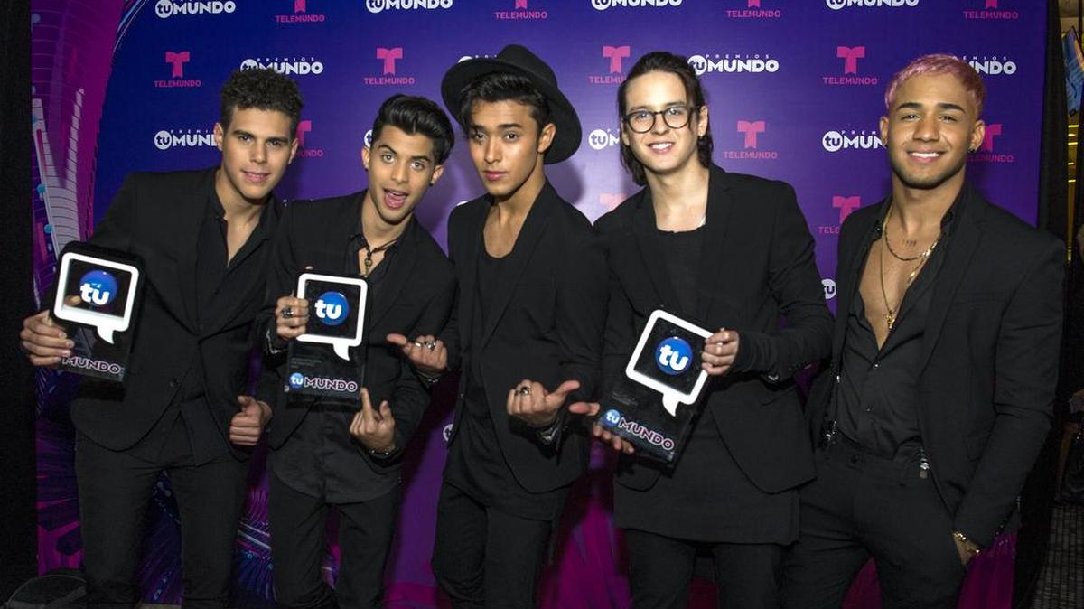 La banda CNCO posa con los galardones recibidos durante los Premios Tu Mundo, el jueves 24 de agosto en la American Airlines Arena de Miami. Los Premios Tu Mundo reconocieron a los artistas y programas favoritos de la audiencia de Telemundo.