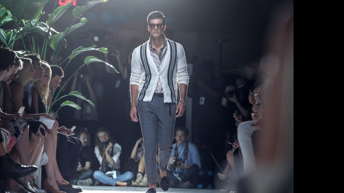 
Un modelo desfila usando uno de los diseños de Michael Bastian, este miércoles durante la Semana de la Moda de Nueva York. 
