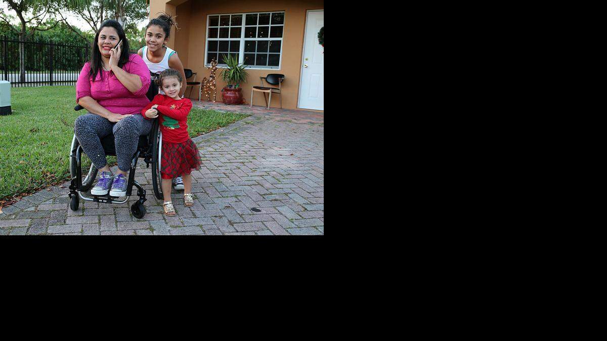 
Leslie Miranda con sus hijas Gabriela y Mia en su casa en Miami. Ella tiene que llevar a sus hijos a la biblioteca para que hagan las tareas.
