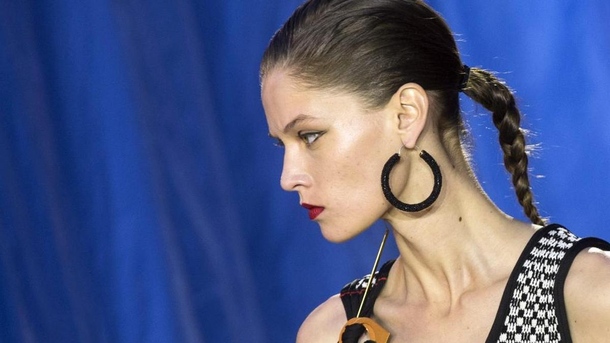 
Una modelo presenta una de las creaciones de Poebe Philo para Céline, este domingo durante la Semana de la Moda de París. 
