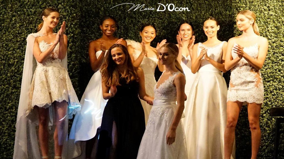 María D’Ocon, vestida de negro, ha vuelto a demostrar que sus diseños van más allá de marcar tendencia en el mundo de la moda.