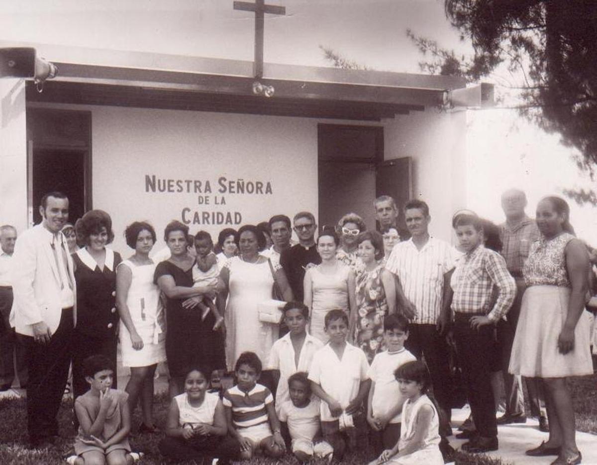 En los albores de la Ermita, los servicios litúrgicos se realizan en una capillita presidida por la imagen de la Virgen de la Caridad acogida en Miami en 1961. Georgina Nieto líderó el grupo de voluntarios que realizaron con humildad, sencillez y pobreza las tareas encomendadas por el entonces Padre Román.