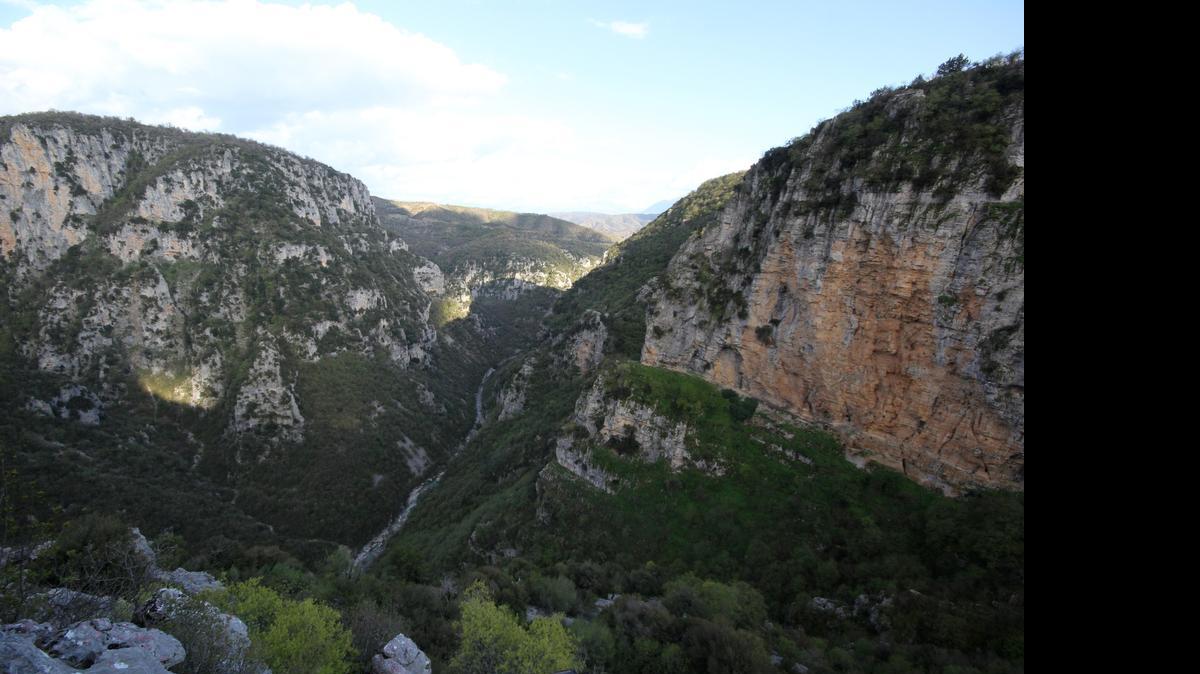 
El viaje de 23 kilómetros hacia la garganta de Vikos es un pequeño viaje alrededor del mundo.
