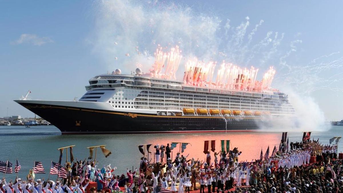Fuegos artificiales a bordo del crucero de Disney.