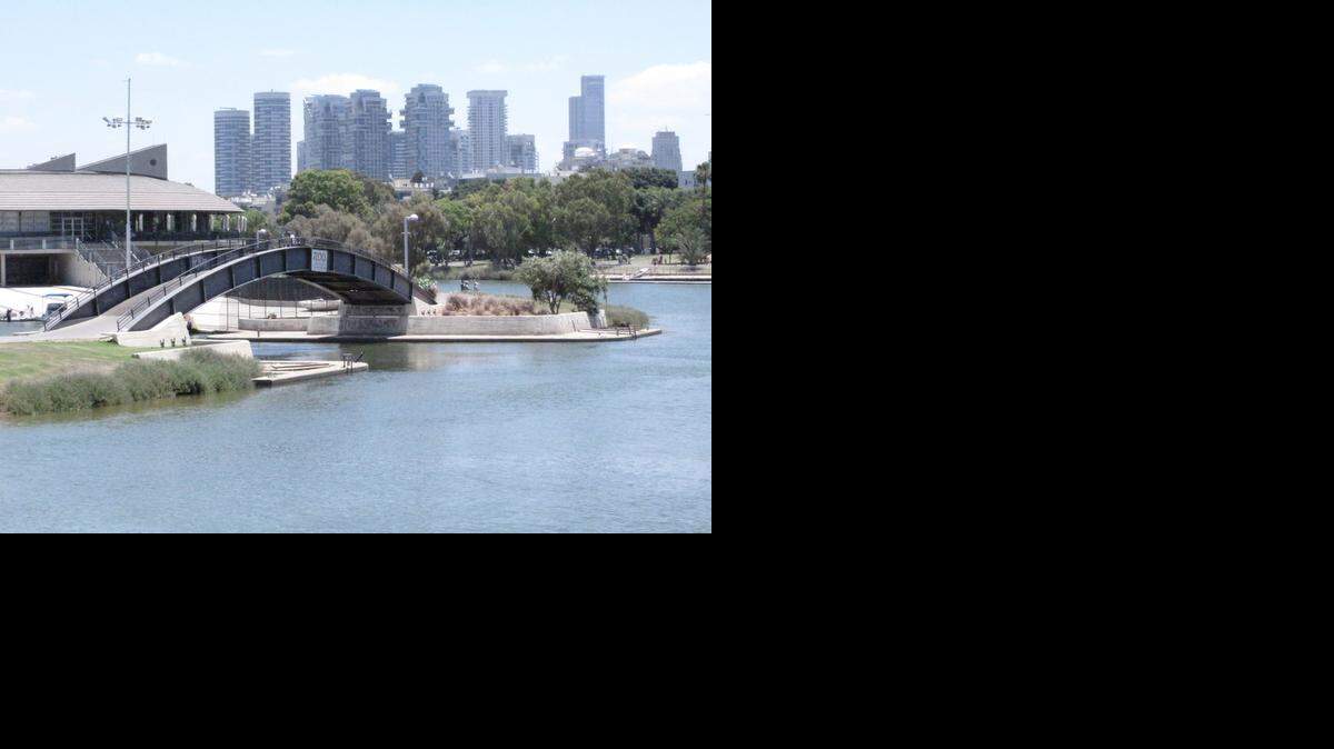 
 Vista de Tel-Aviv desde el parque de Ha-Yarkon.
