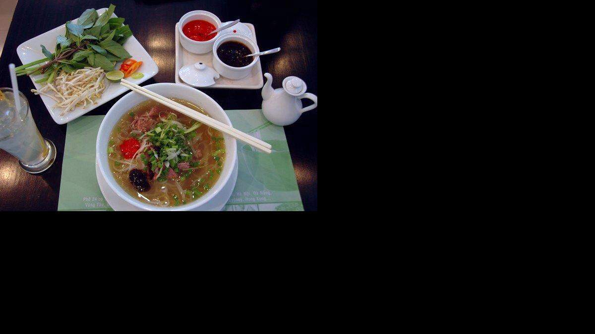 
El Pho es un delicioso consomé hecho con chalotes, rodajas de carne, fideos de arroz y puñados de hierbas fragantes, que se come con palitos descartables y cuchara. 
