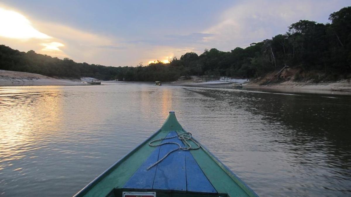Atardecer desde el río Negro en plena selva del Amazonas.
