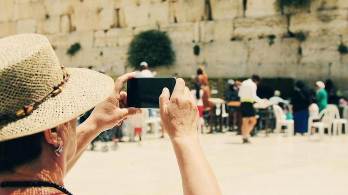 
Una turista frente a el Muro de los Lamentos en Jerusalén, Israel.

