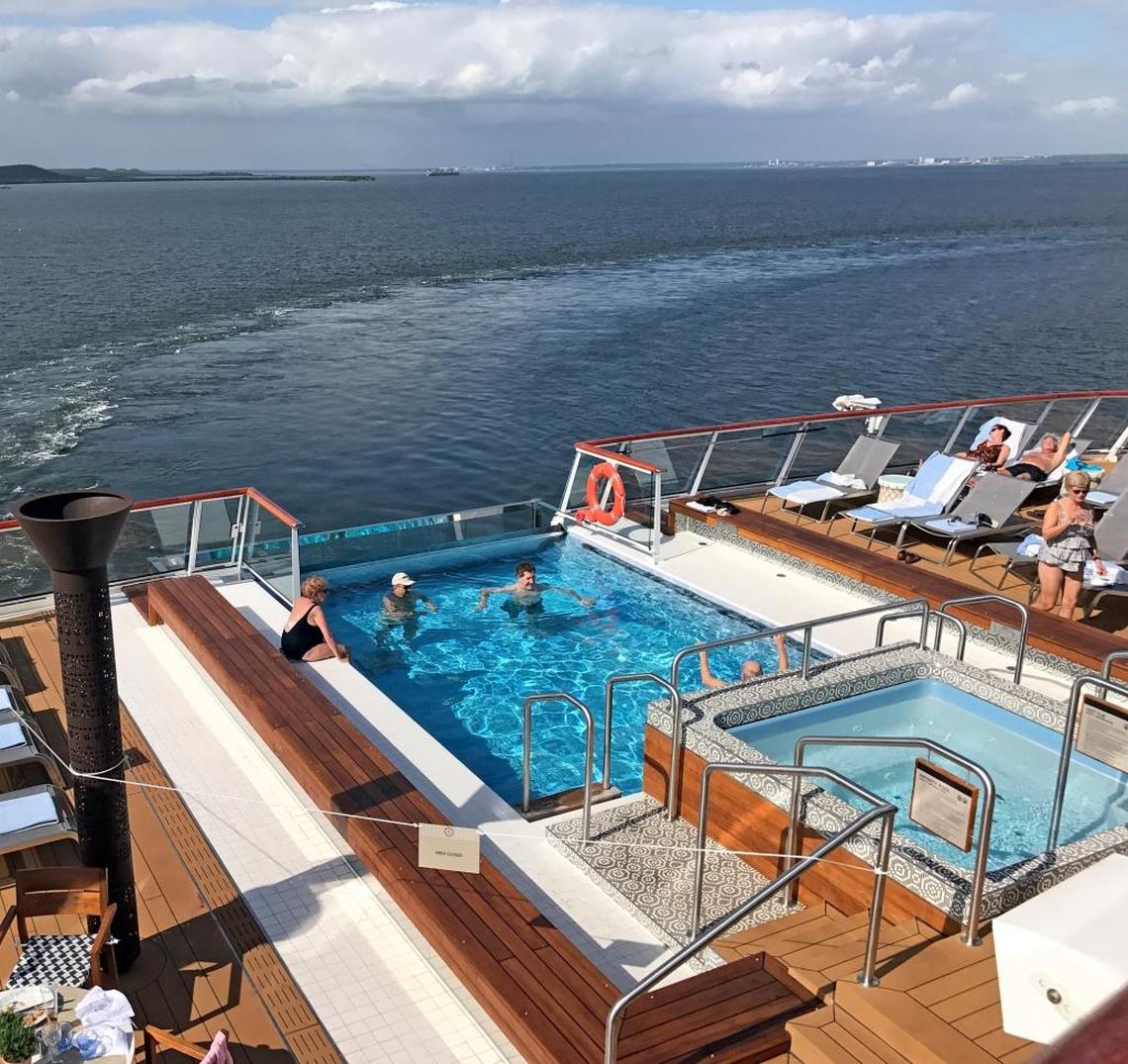 Varios pasajeros en la “infinity pool” en la popa del Viking Sun, a su salida de Cienfuegos.