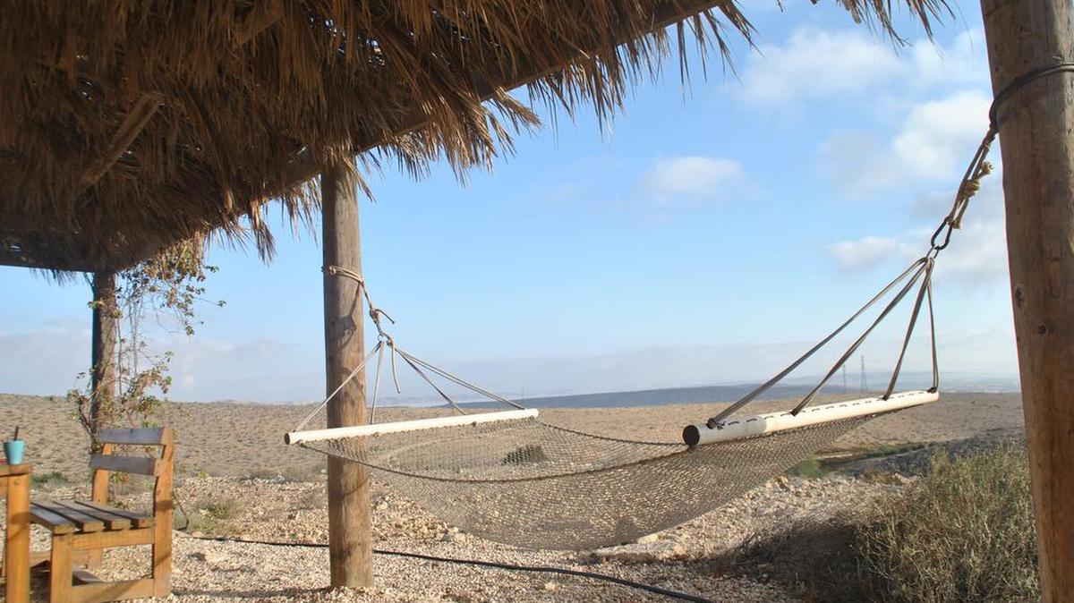 Una opción interesante, que además permite conocer a la población local, es pasar la noche o visitar algunas de las granjas de la región abiertas al turismo en el Negev.