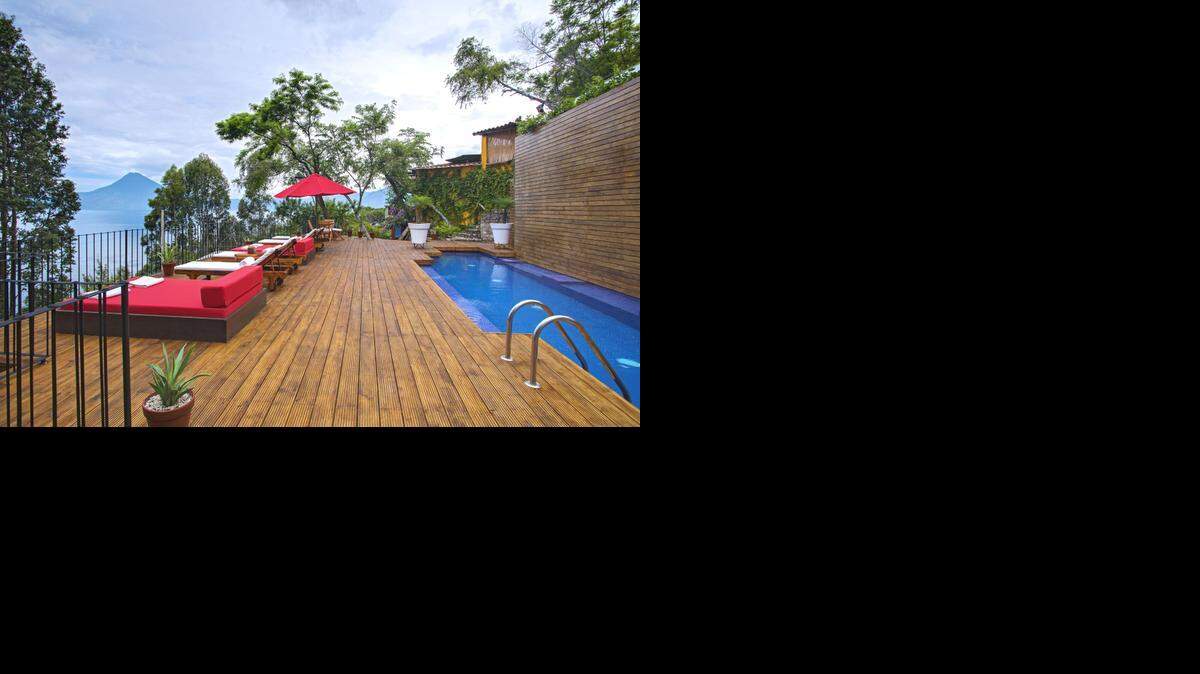 
Vista de la terraza y piscina de Casa Palopo en Guatemala.
