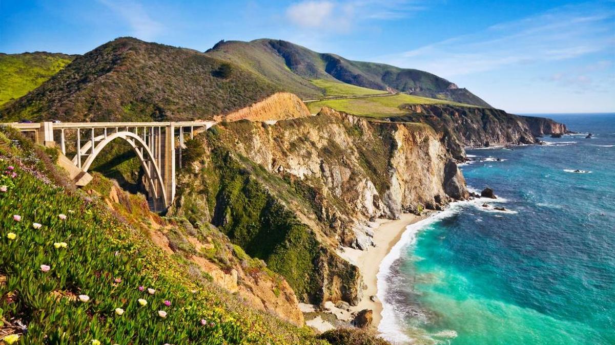 Camino hacia Carmel se pasa por el histórico puente Bixby, a 260 pies sobre el nivel del mar y 700 pies de largo.