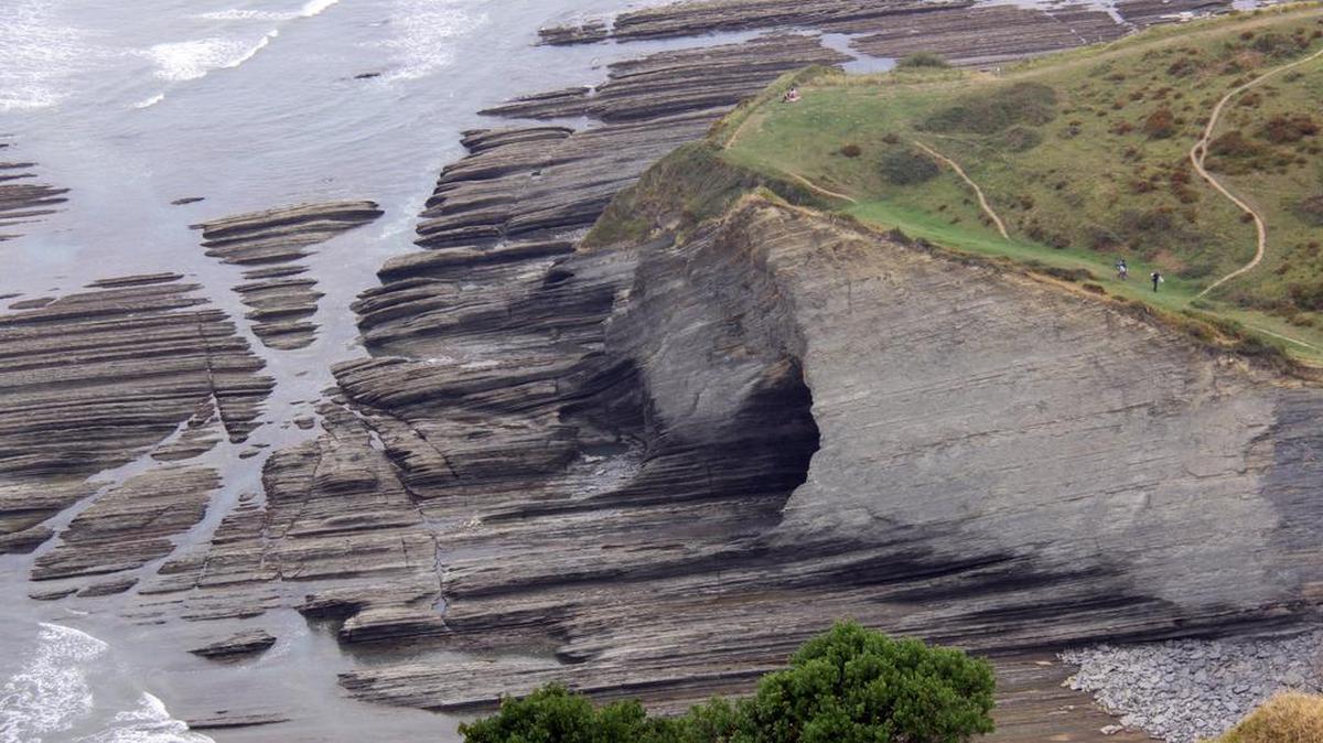 
Cada placa rocosa representa a unos 10,000 años de antigüedad. La serie de flysch se encuentra entre las localidades de Zumaia y Deba.

