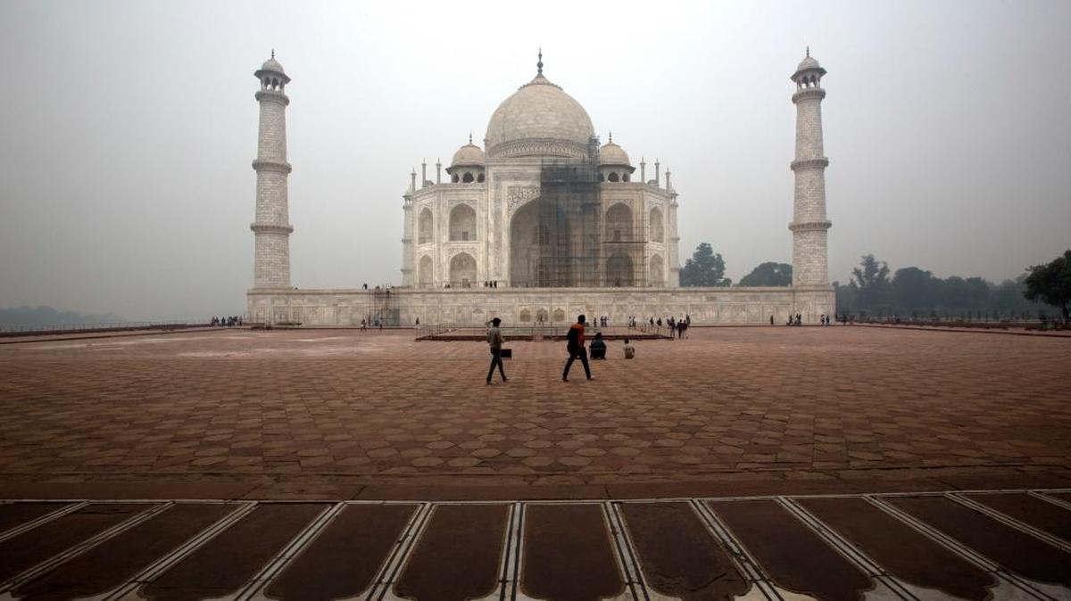 Con casi 400,000 visitantes cada fin de semana, el gran volumen de personas que pasan por el Taj Mahal es una preocupación para el Servicio Arqueológico de la India.