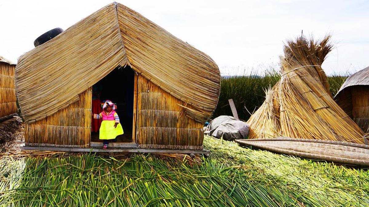 Los Uros son una tribu que vive en una de las 50 islas que están en el Lago Titicaca.
