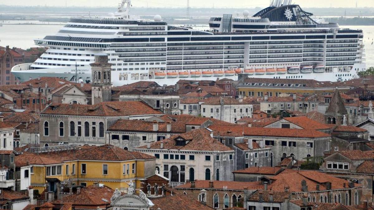 El crucero “MSC Preziosa” mientras navega por el Canale della Giudecca en Venecia, Italia. El Ministerio italiano de Infraestructuras y Transportes anunció un plan para alejar progresivamente, en los próximos tres años, el paso de los cruceros y otras embarcaciones por el centro de Venecia.