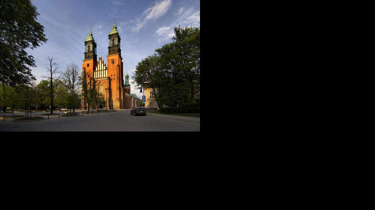 
Imagen de la Catedral de Poznan (Catedral de San Pedro y San Pablo) al atardecer, vista desde la zona posterior.
