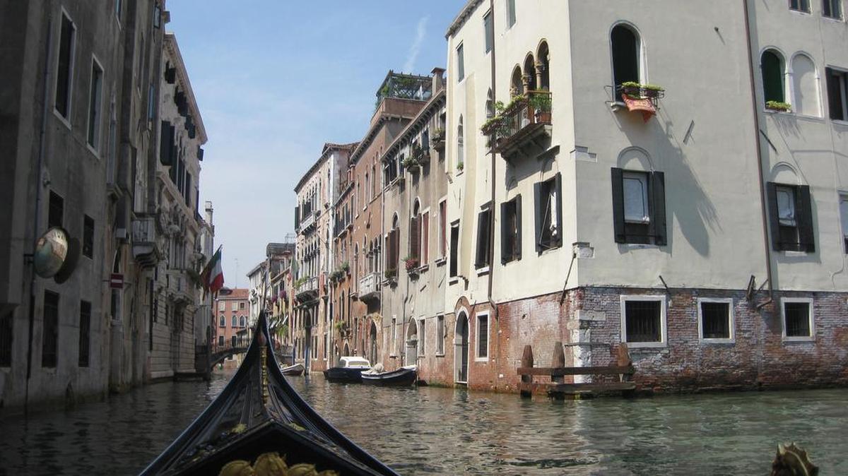 Vista de Venecia desde una de sus emblemáticas góndolas.