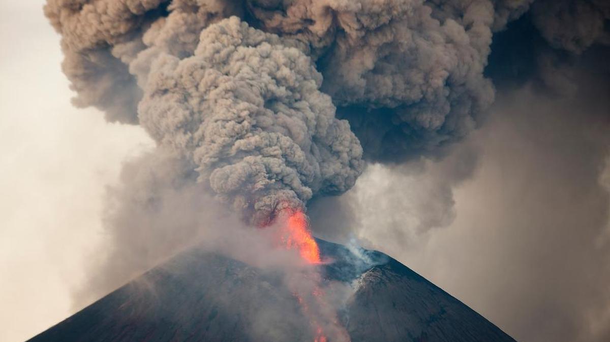 El Momotombo, de 1,297 metros de altitud y ubicado al norte del lago de Managua o Xolotlán, atraviesa su mayor escenario eruptivo en más de un siglo, con expulsión de gases, arena, lava y material piroclástico, aunque ha cesado.