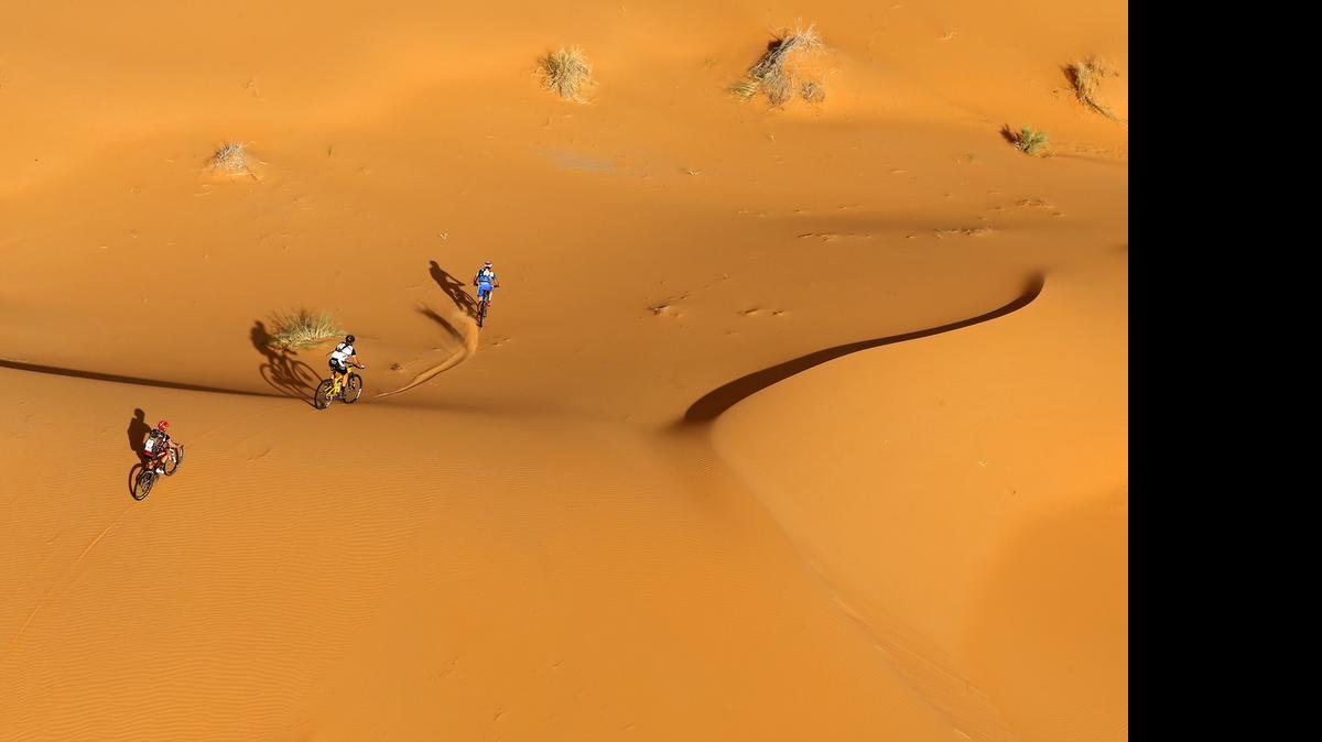 
Una bella imagen de desierto y los ciclistas en la Titán. 
