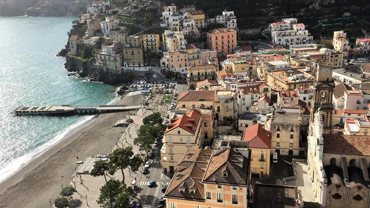 Nuestro apartamento en Minori, Italia. El primer edificio en el centro, frente al mar.