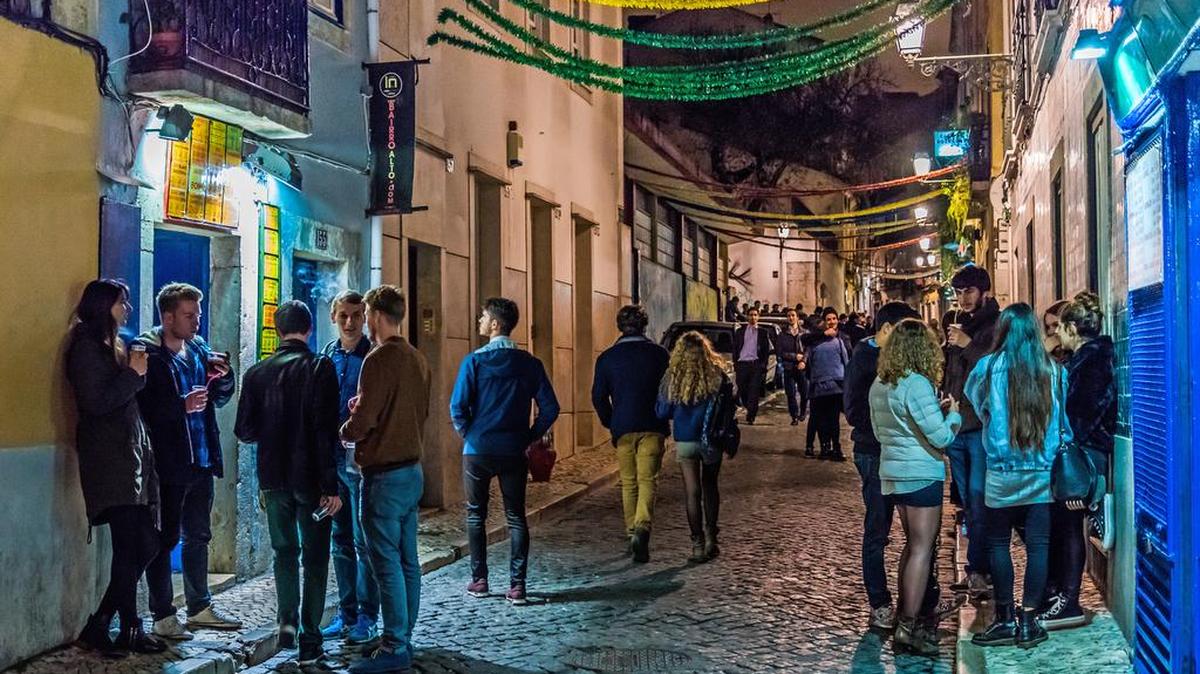 La capital de Portugal lleva varios años adaptando su oferta de ocio a un público joven y diferente. En la imagen una de las zonas de copas de la ciudad.