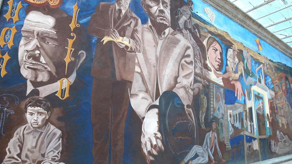 Fotografía del 12 de mayo de 2017, de un mural que esta en la plaza de San Gabriel (México), inspirado en pasajes y personajes de los libros de Juan Rulfo.