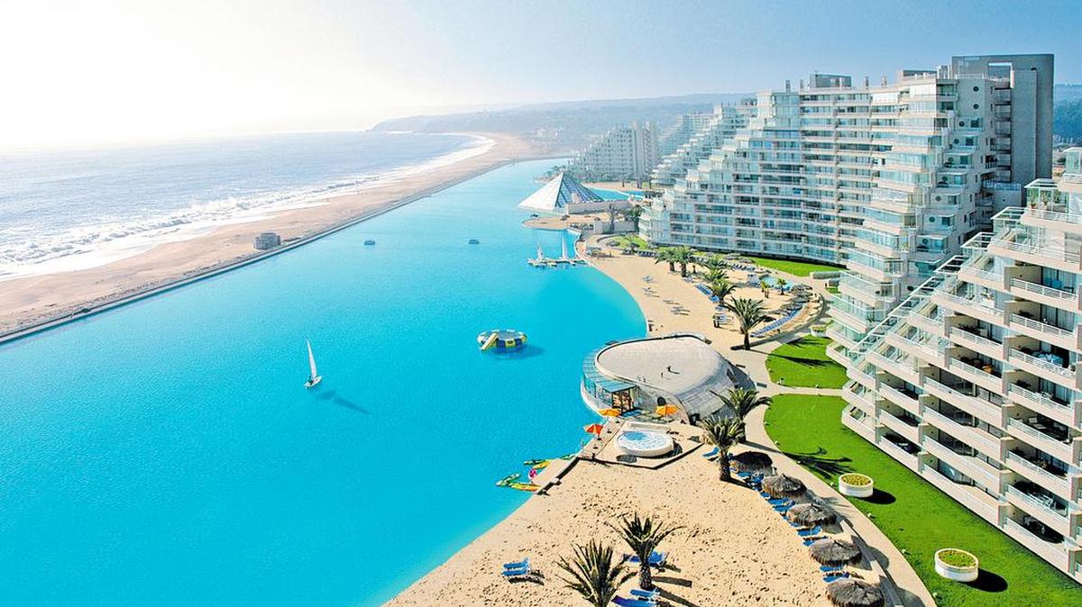 San Alfonso del Mar (SAM), situado en Algarrobo (Chile) tiene más de un kilómetro de largo y 250 millones de litros de agua, el equivalente a unas 6,000 piscinas familiares.