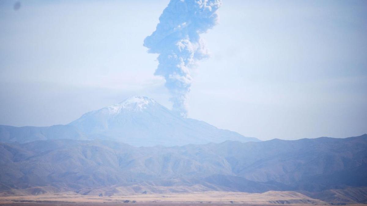 Fotografía de una fumarola expulsada por el volcán Sabancaya el 21 de octubre del 2017, en el valle de Santa Rosa de Siguas, en la región surandina de Arequipa (Perú).