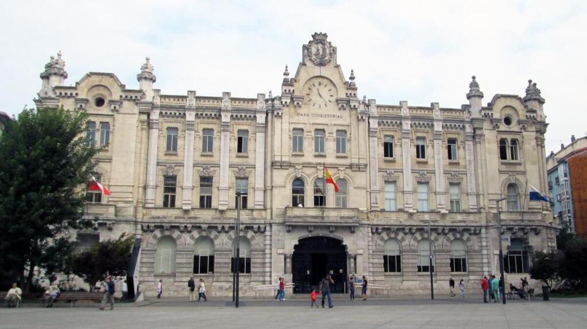 El Ayuntamiento de Santander es un edificio de dos cuerpos unidos por una puerta central sobre la cual se haya el balcón presidencial.
