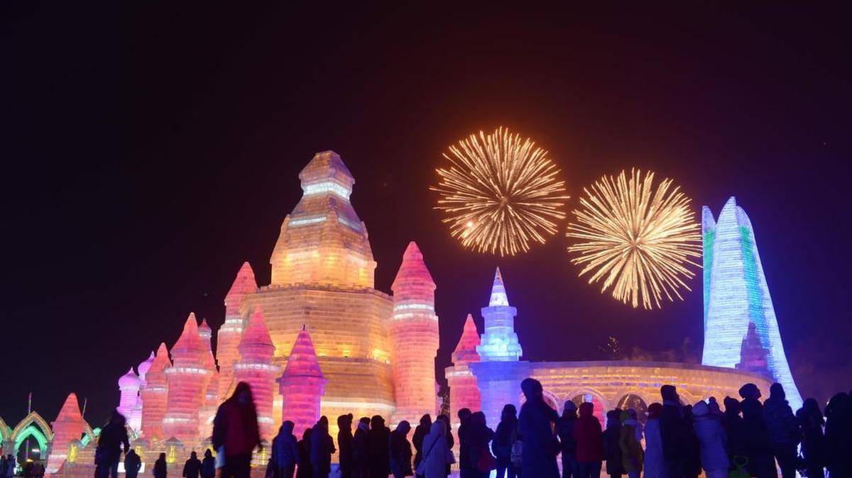 Visitantes miran los fuegos artificiales durante la ceremonia de apertura del Festival de Harbin Internacional de Hielo y Nieve en Harbin, provincia nororiental china de Heilongjiang el 5 de enero, el 2016.
