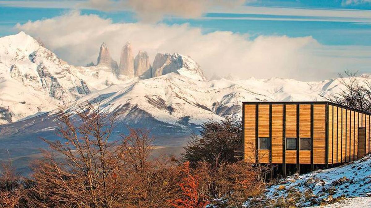 Inspiradas en los antiguos refugios patagónicos y puestos de estancias, en la imagen una de las 12 villas construidas con maderas locales en una reserva privada con vistas del bosque, el lago Sarmiento, las pampas y las Torres del Paine en la Patagonia de Chile.