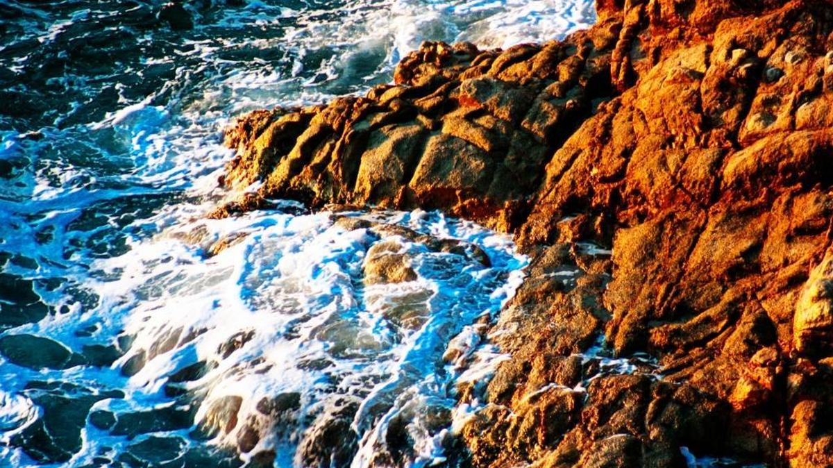 Las aguas del Mediterráneo chocan contra los acantilados de la Costa Brava.